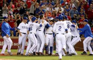 The team celebrates Choo's walk to end the game.